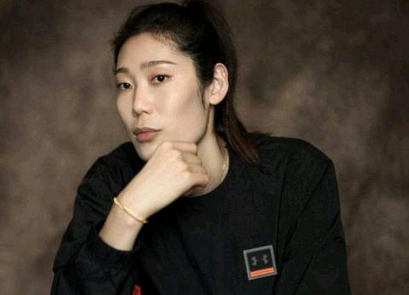 退役后当模特?朱婷登热门杂志封面,球迷再次喊话:还不快去手术