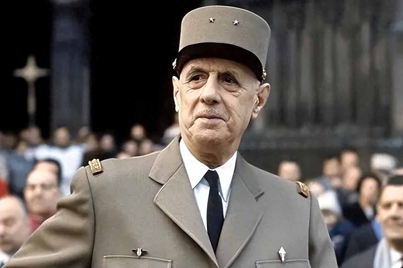 1944年法国总统戴高乐,遭遇德国狙击手刺杀,仍昂首挺胸毫无畏惧