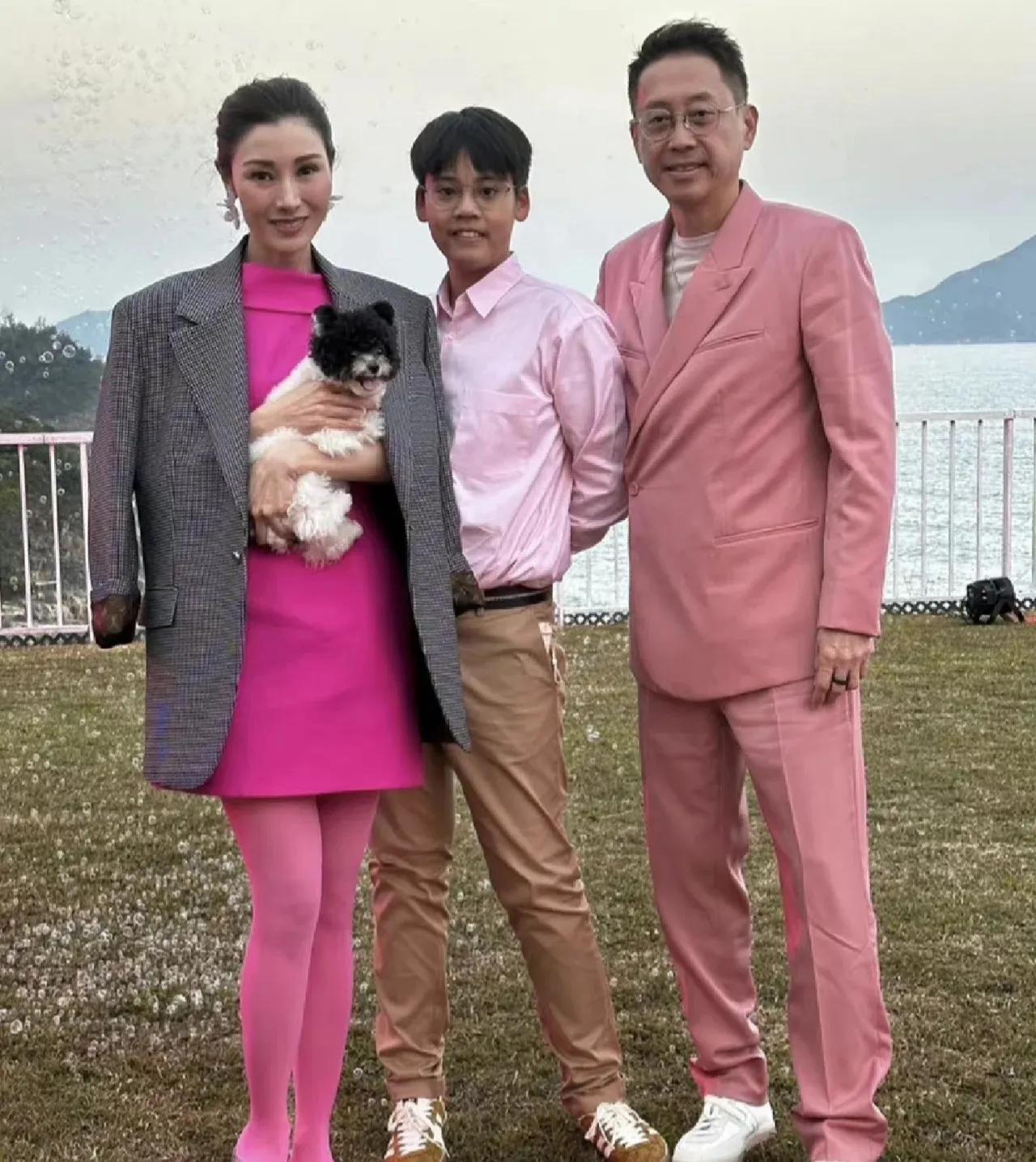 李嘉欣晒母子合影过节,身后直升机吸睛,儿子东南亚长相遗传父亲