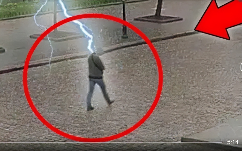 男子雨天打伞遭遇雷击,现场火花四射人竟没事,被雷击后会怎样?