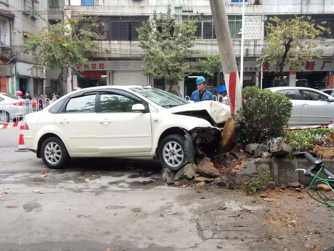 汽车逆行照片图片