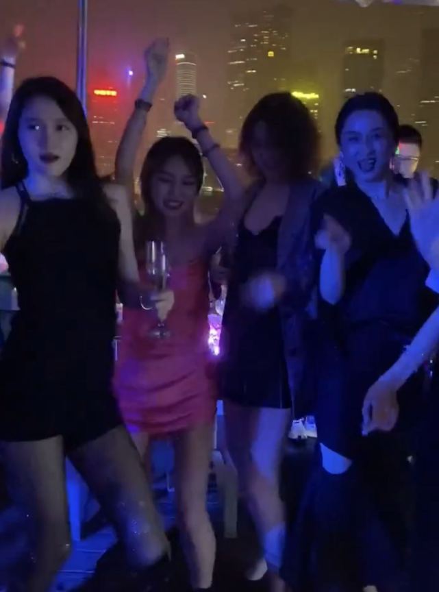 关晓彤23岁生日,在酒吧嗨玩画面曝光,穿露背装跳舞超成熟