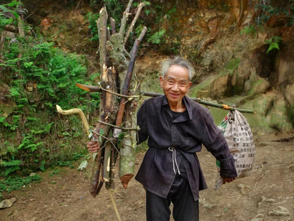 老年人辛苦劳作的照片图片