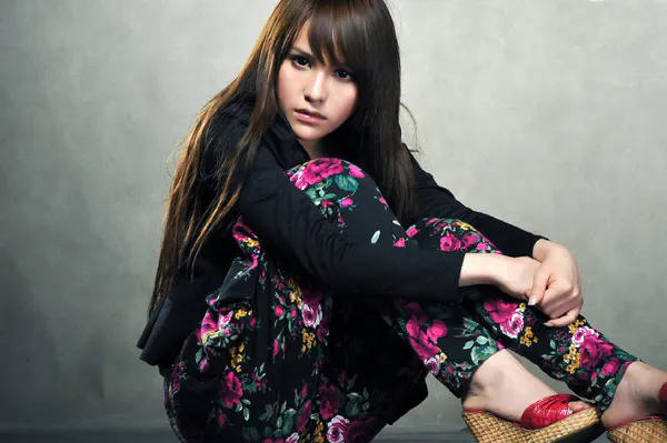 好惨!香港著名模特陈静仪被陌生人贴大字,声讨夫妻欠债不还