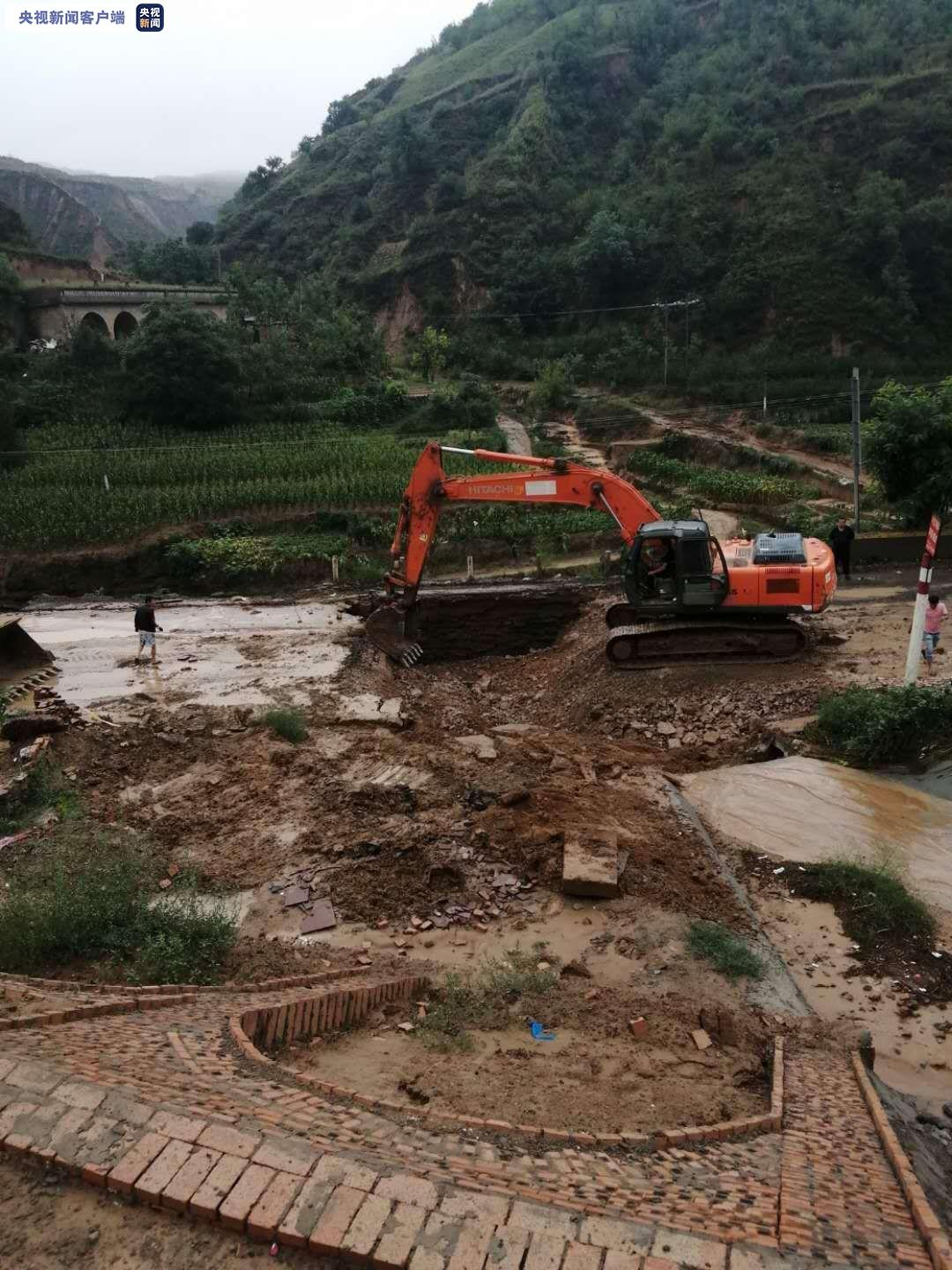 陕西榆林地区持续降雨致340国道路面塌陷,过往车辆需绕行