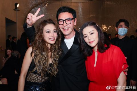 钟镇涛携小12岁娇妻范姜出席活动,黑红配很登对