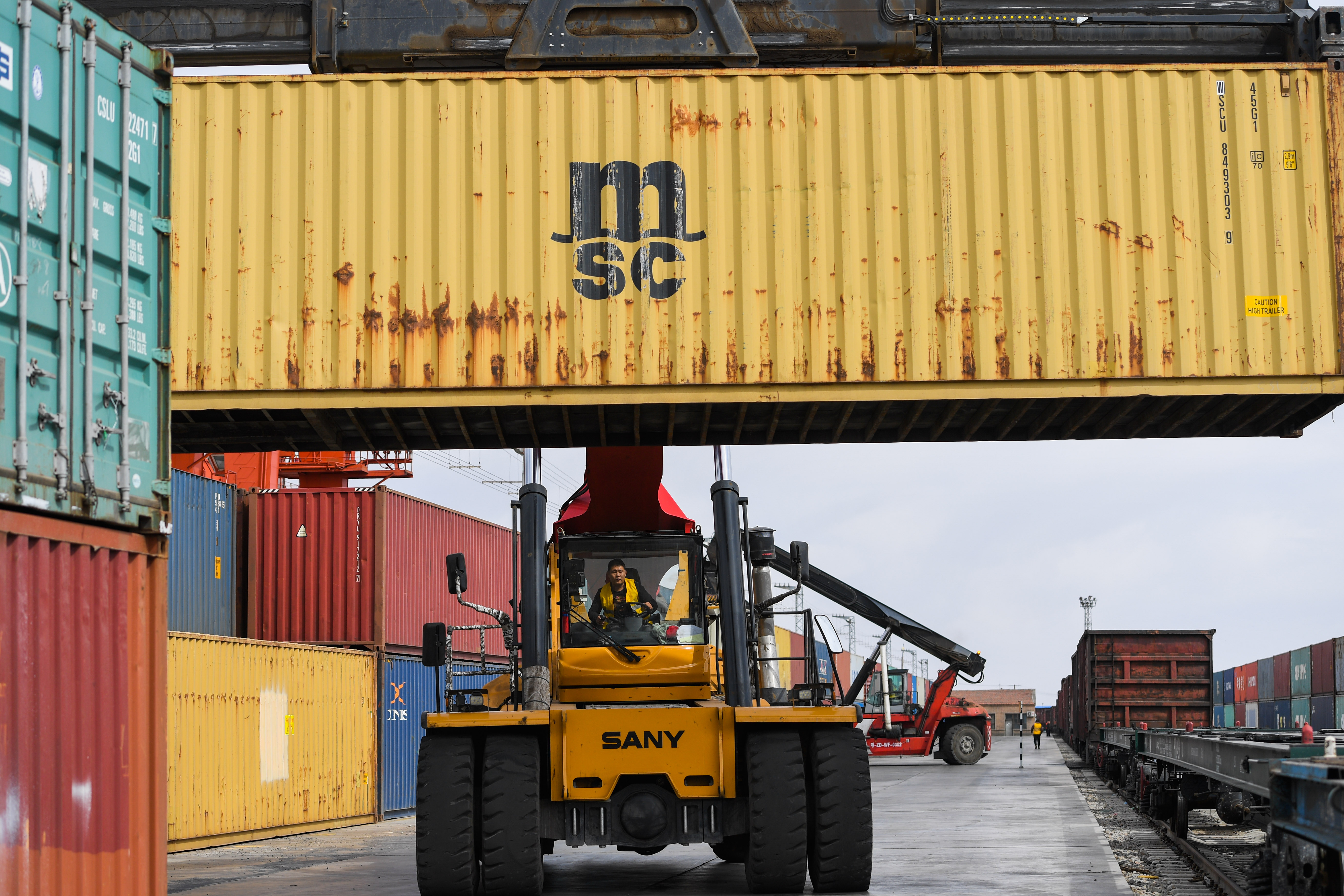 二连浩特口岸:中欧班列运输集装箱今年已突破8万标准箱(4)