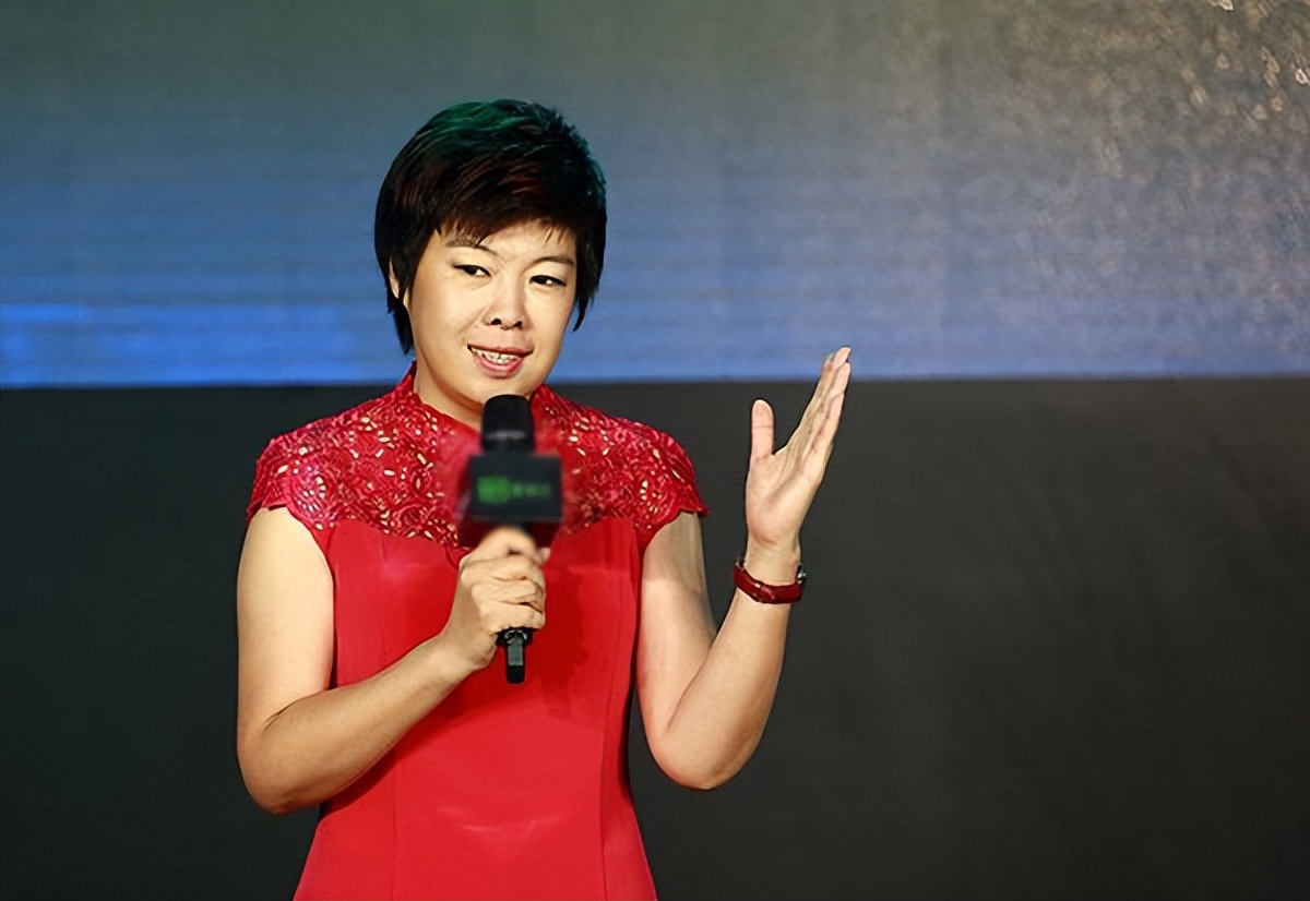 曾风光无限的国学大师于丹,为何在北大被轰下台,最终跌落神坛?