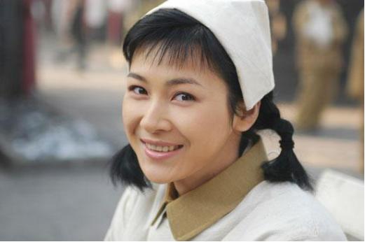 她是《亮剑》中的护士田雨,悄悄嫁了个富豪老公,如今生活太惬意