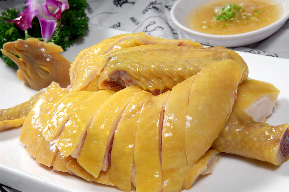 广东人分享白切鸡的做法,皮脆肉嫩,色泽金黄,年夜饭必备美食