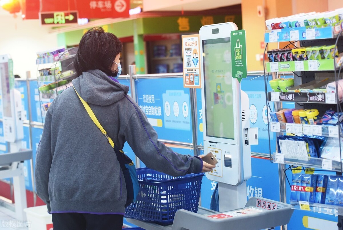 顾客在杭州一家超市利用支付宝或微信支付购买商品