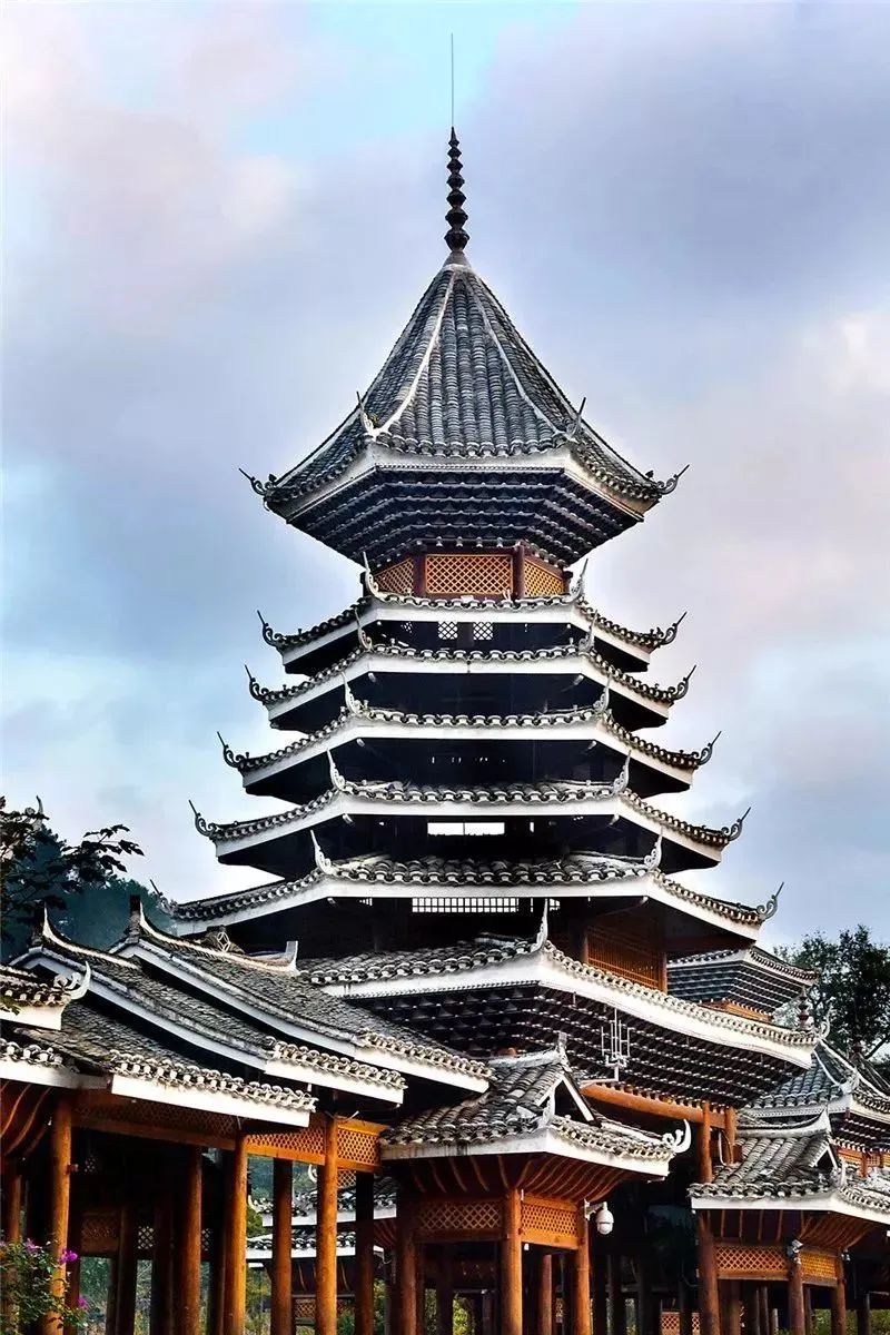 五座鼓楼建筑群的外观,高低,大小,风格各异,蔚为大观.