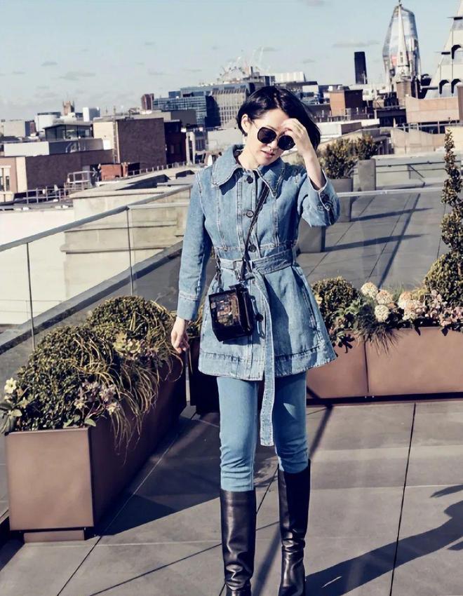 许晴真"豁出去"了!西装裙内直接真空,细腰长腿堪比超模