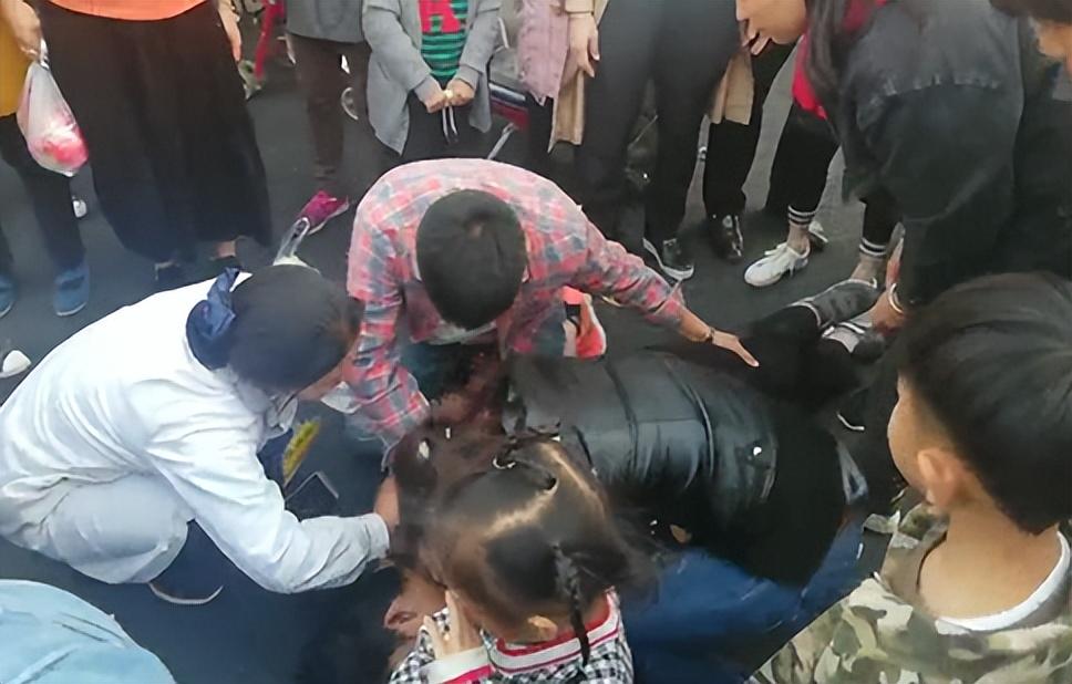 回顾河北老人被女孩骑车撞晕，刚醒就叮嘱儿子：给她找个活干