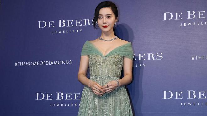 范冰冰私密躺床照外泄,原相机曝41岁真实面貌