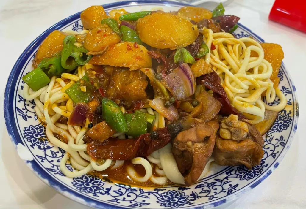 新疆美食:拉条子拌面,你吃过吗?