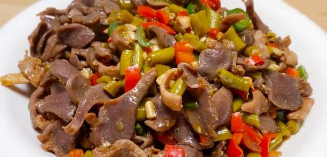 「美食菜谱」川菜爆炒鸡杂:麻辣鲜香,下饭神器,让你欲罢不能!