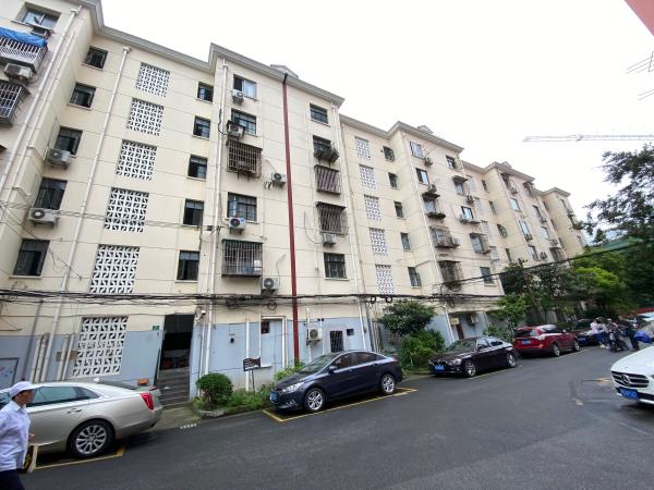 上海一老小区,两个月里推动14栋居民楼加装电梯,背后经历了什么?