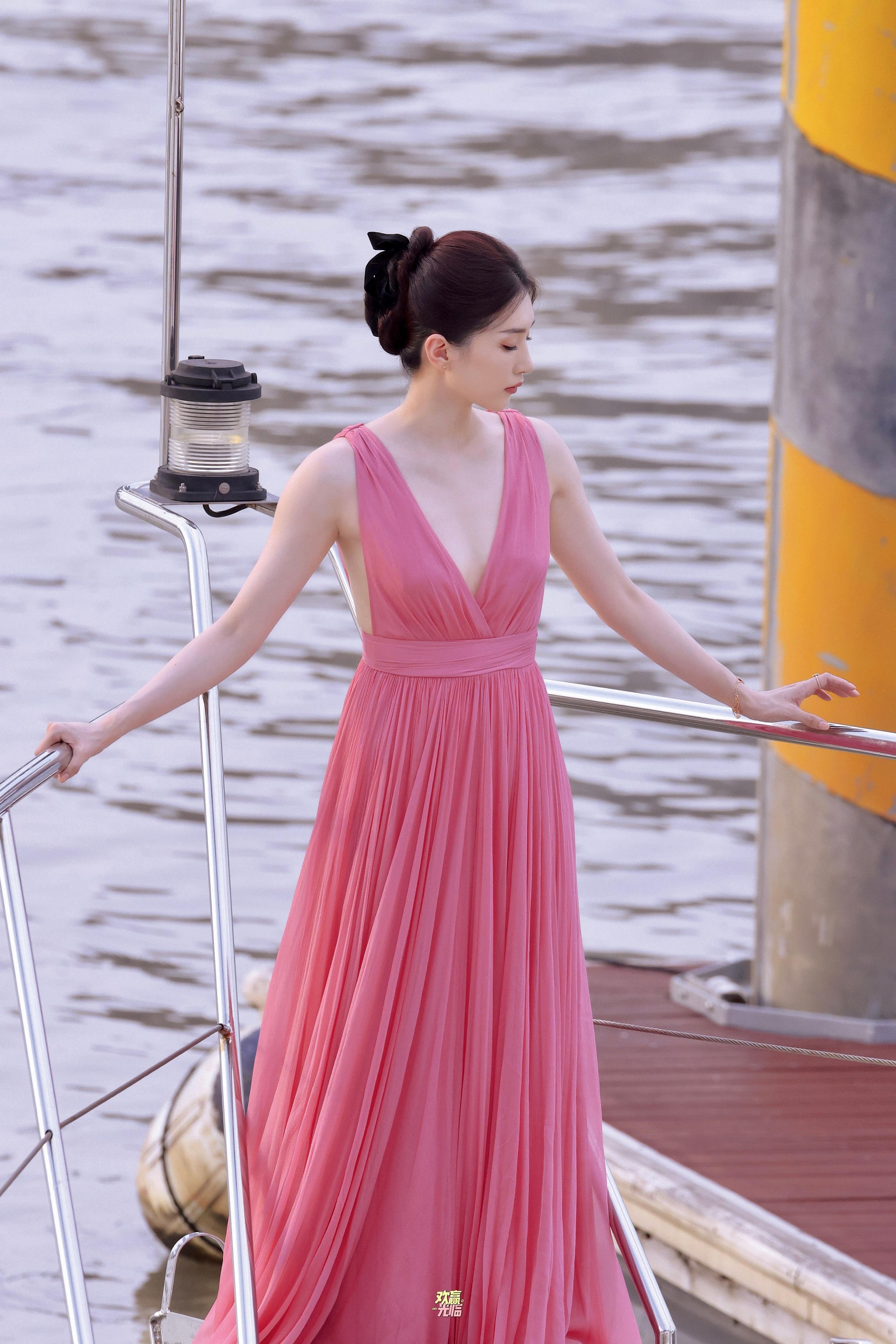 江疏影粉色长裙包裹下的完美身材