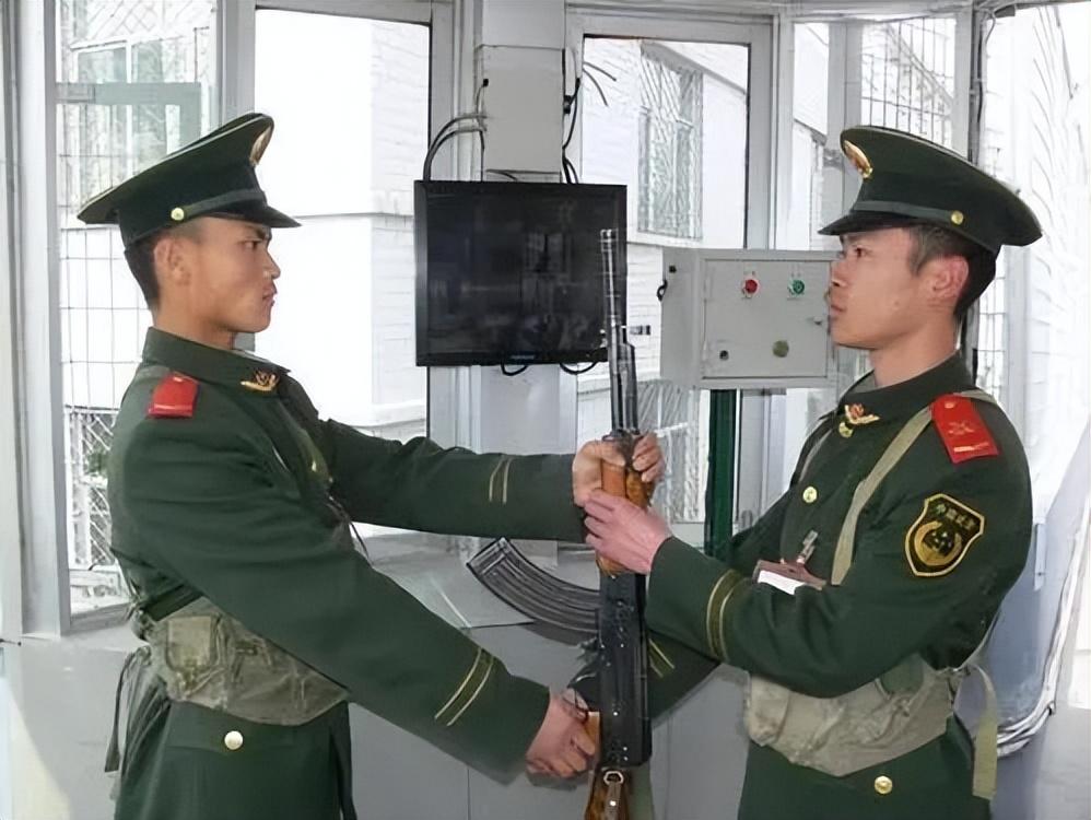其实在以前,我们的解放军和武警并没有这个习惯,在90年代以后,这个