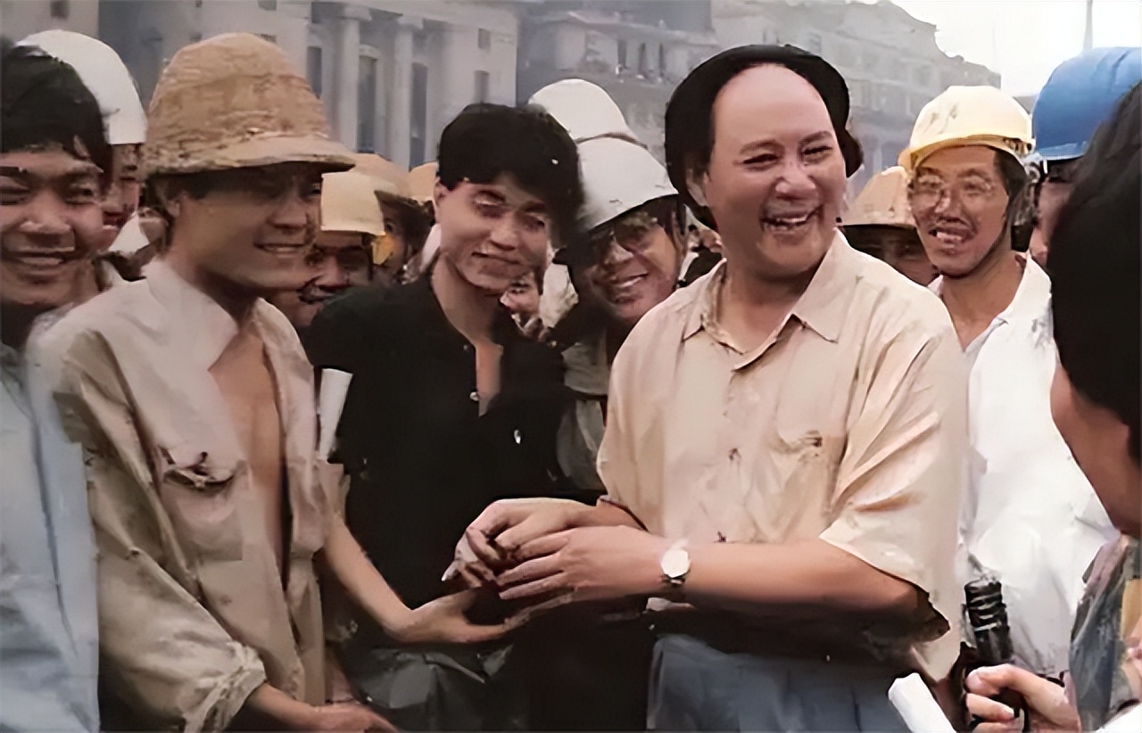 2005年古月追思会,遗孀张燕哭得两眼通红,表示要完成亡夫的遗作