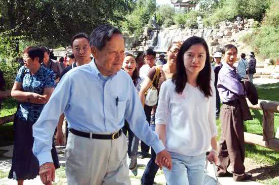 牵手17年,99岁杨振宁同意翁帆改嫁,财产却全给了前妻子女