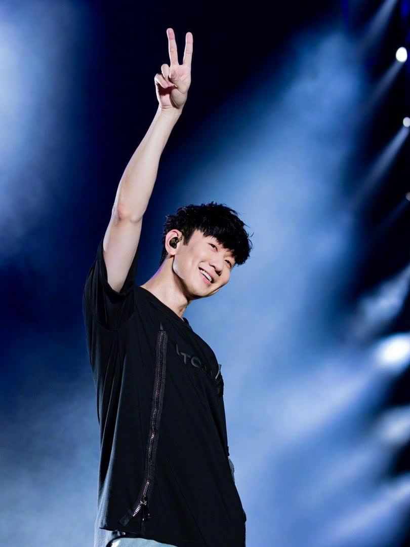 angelababy和by2去看林俊杰的演唱会啦,当林俊杰唱《可惜没如果》这首