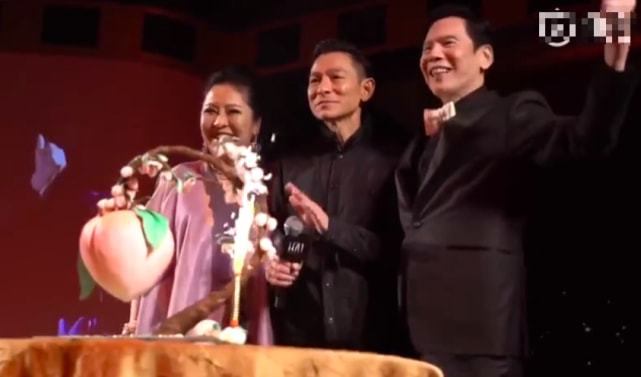 向华强的70大寿,港娱圈明星集体祝贺,现场充满家族的霸气与威严
