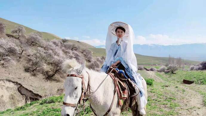 策马雪原副局长贺娇龙拍视频时意外摔河里,换马后继续工作