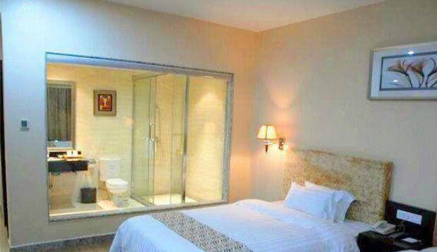 为什么酒店卫生间都是透明玻璃的?客房经理不小心说漏嘴,真明智