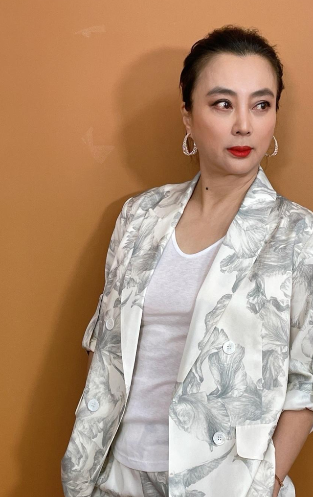 58岁李玲玉晒近照,透视t恤搭西装,艳丽四射不输小9岁尤泓斐