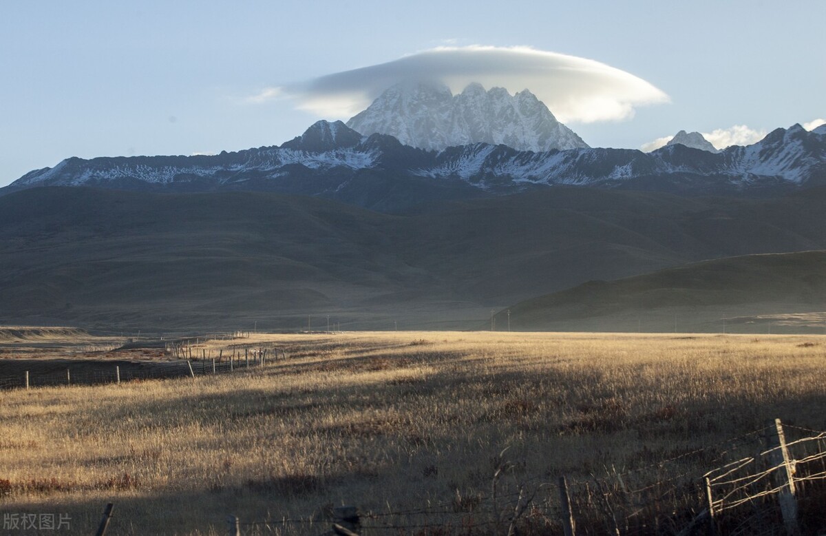 四川甘孜雅拉神山艳现"帽子云"壮美如画
