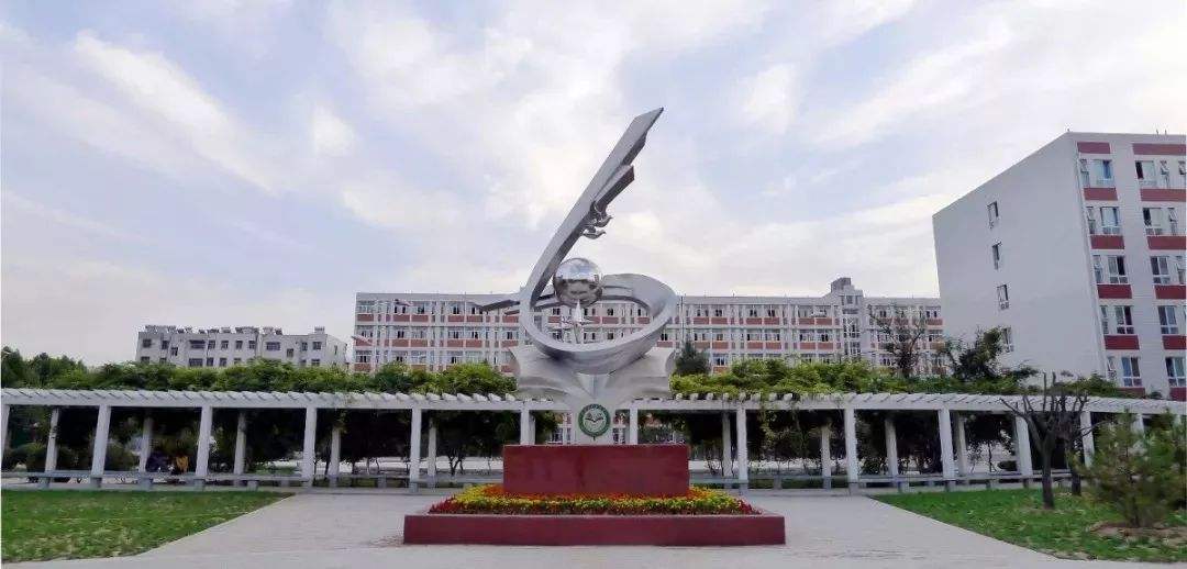 河南一高校封校,连续4天给学生发4000只鸭腿,学生:终于到我了