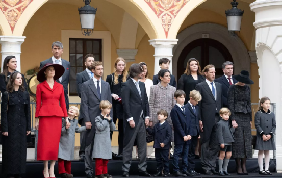 摩纳哥国庆节,王室成员齐聚首!夏琳王妃举动引关注