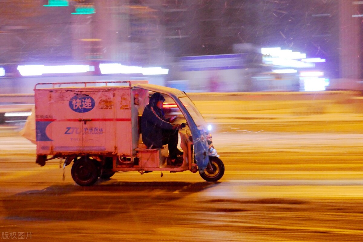 下雪天送外卖小哥图片图片