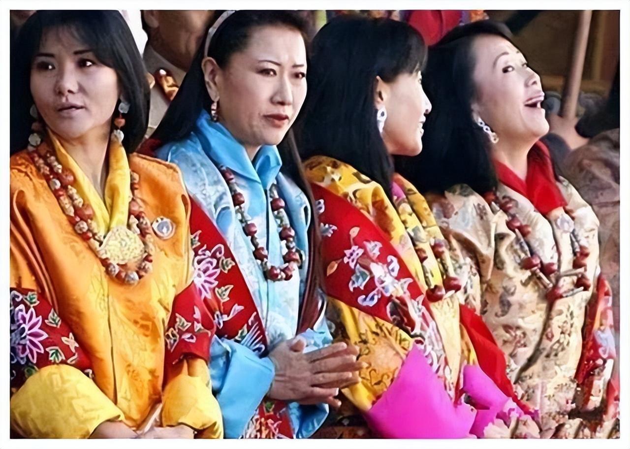 1955年,辛格·旺楚克出生于不丹王室家庭,父亲是不丹国王三世,母亲是