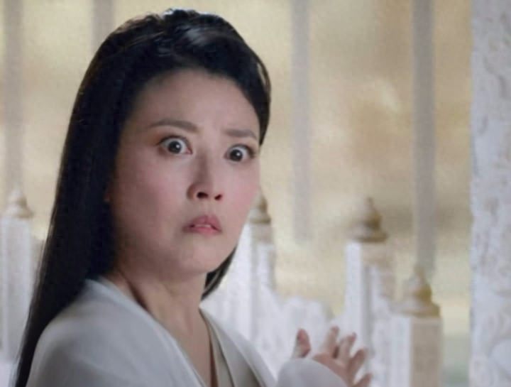 周海媚刚出道的时候,是典型的香港气质美女,虽然有一些龅牙,但是丝毫