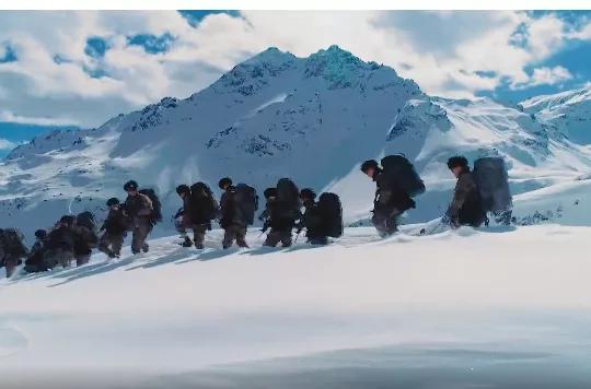 你,可曾看见战士的身形,屹立在高高的雪山之巅