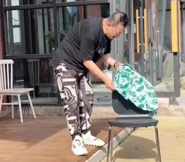 《狂飙》"程程"近况曝光:与丈夫黄海波打球,黄海波表现引争议