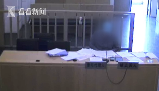 热点|女子再婚后竟让8岁女儿给全家洗碗拖地！网友炸了：这是亲妈？