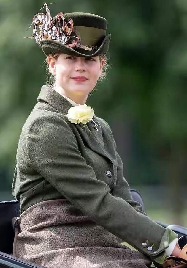 路易丝女爵:女王最宠的小孙女,暑假打工时薪6.6,没有公主头衔