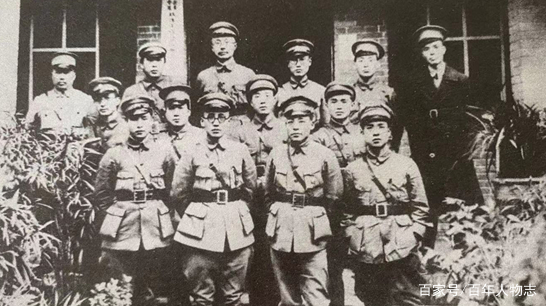 59年毛主席登庐山写了首诗，郭沫若看后给主席写信：这诗有点瑕疵