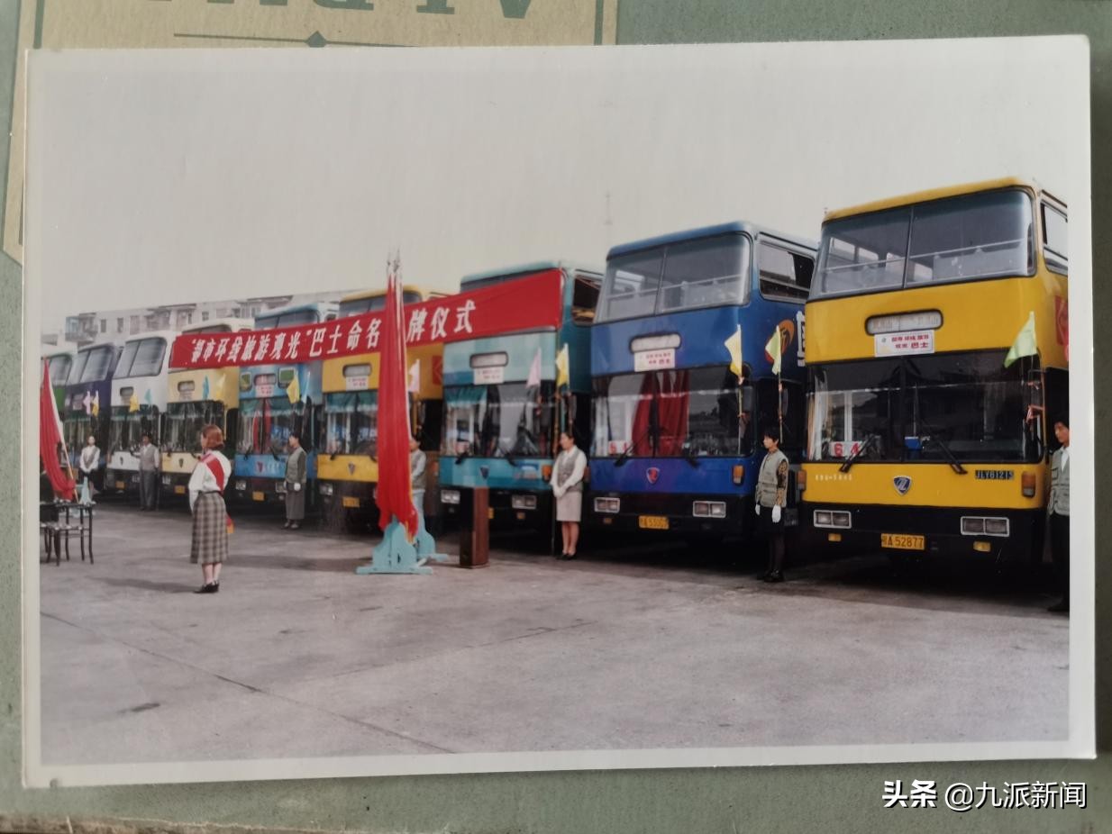 2000年,武汉公交公司提出了"都市环线旅游观光巴士"的概念.