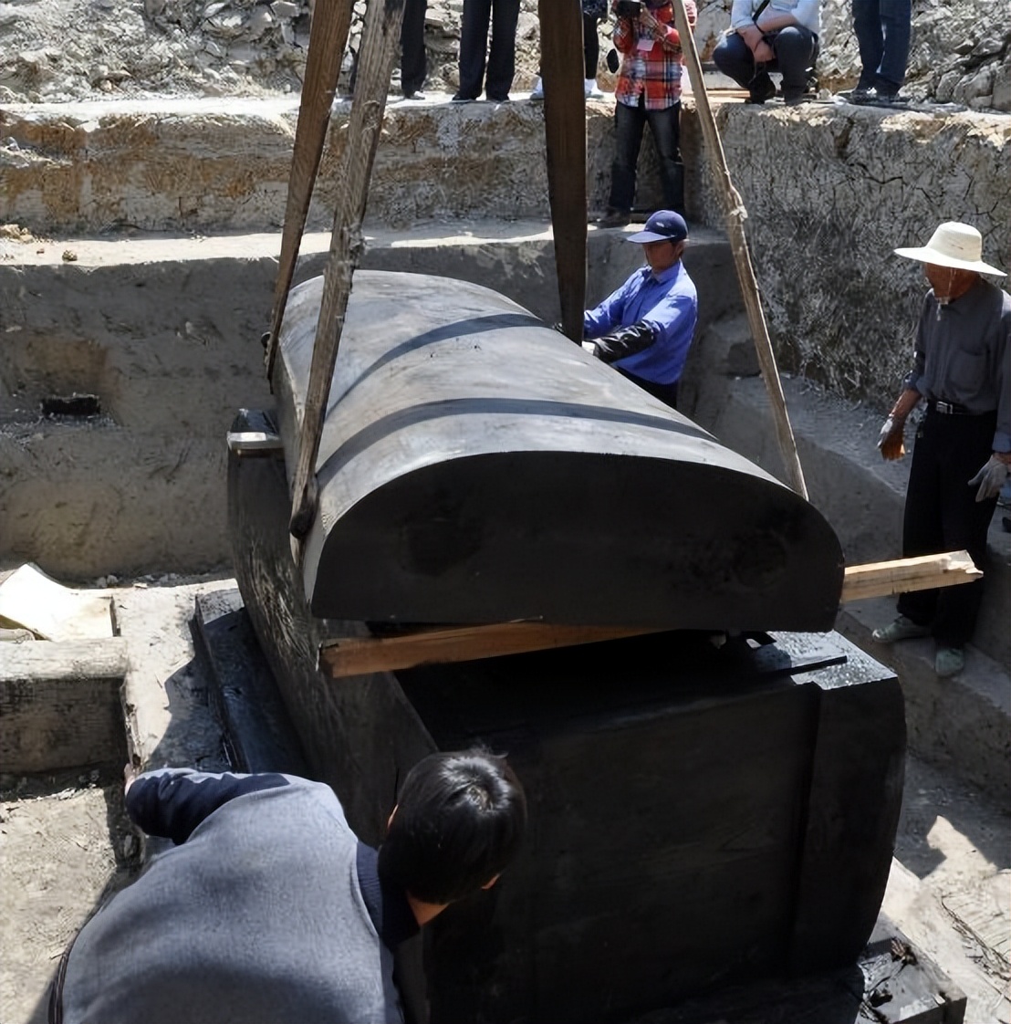 2011年安徽挖出战国双墓,惊现两具黑色棺材,墓主头颅却不翼而飞