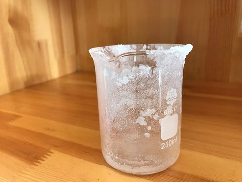 冰箱结冰太厚不要铲,只需一盆水就搞定,冰块自动往下落,真实用