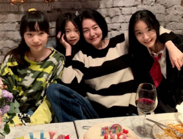 小s夸小女儿像"碧昂斯",对二女儿管教太严,网友:不像亲妈