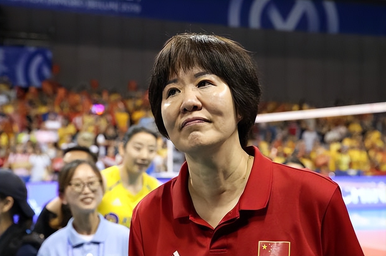 郎平现身医院却面色红润,发型一换变年轻,身体无大碍有望回归