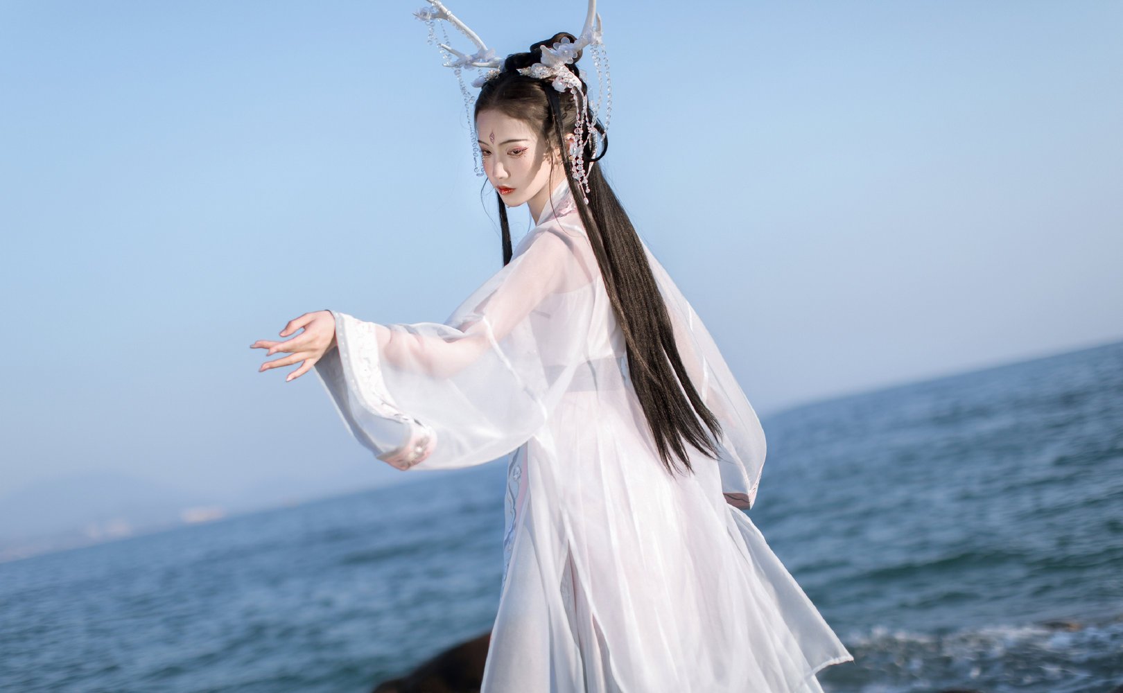 十里不愧是知名汉服模特,用"龙角"来搭配汉服,梦幻又仙气