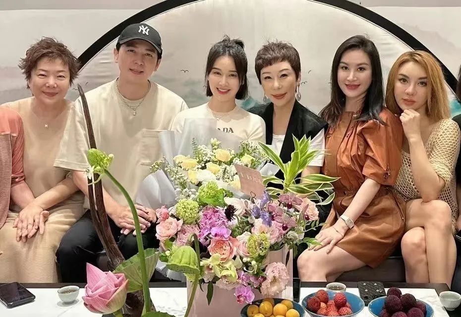 46岁左小青晒生日照,穿针织衫减龄如少女,科技脸让她面目全非