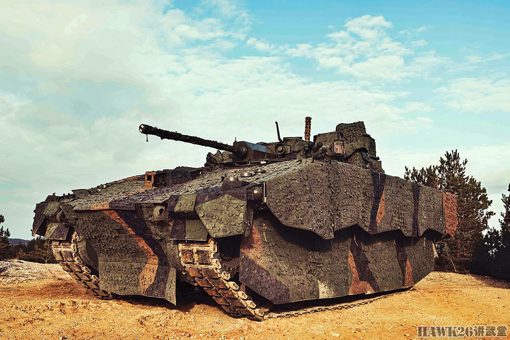 英国展示最新重型装备"阿贾克斯"步兵战车"拳师犬"并排亮相